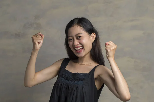 年轻力壮的亚洲女人 — 图库照片