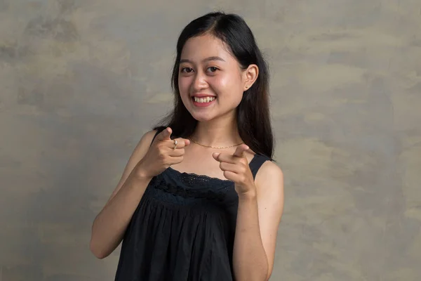 Asiático Mulher Sorrindo Enquanto Apontando Para Frente — Fotografia de Stock