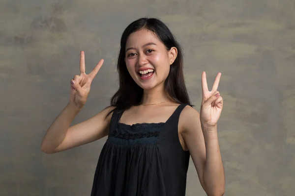 亚洲女人给了和平胜利 两个手势 — 图库照片
