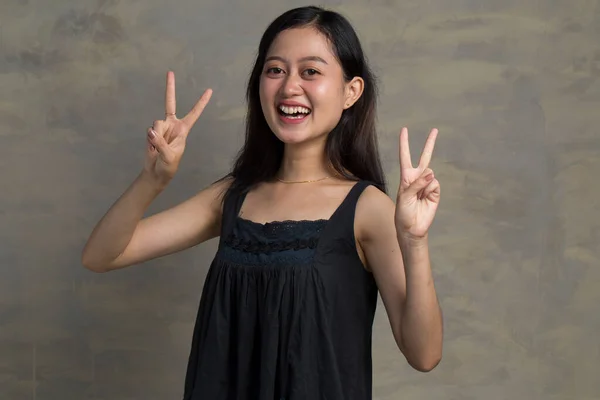 Asiático Mulher Dando Paz Vitória Dois Sinal Gesto — Fotografia de Stock