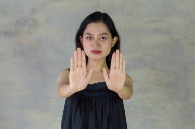 Güzel genç Asyalı kadın hayır diyor.