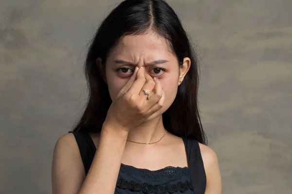 Asiático Mujer Sensación Ojo Dolor — Foto de Stock