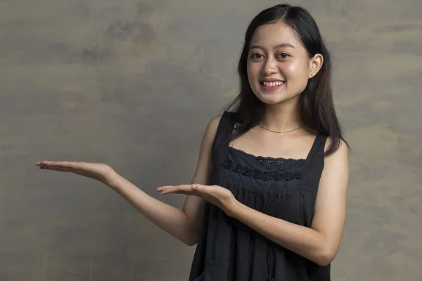 Mulher Asiática Com Ponto Mão Espaço Vazio — Fotografia de Stock