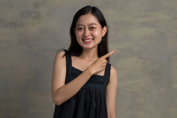 Mulher Asiática Com Ponto Mão Espaço Vazio — Fotografia de Stock