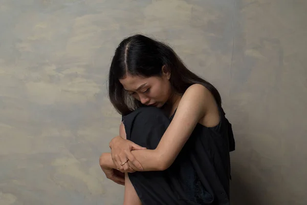 Asiática Mujer Sentir Depresión Sentarse Suelo — Foto de Stock
