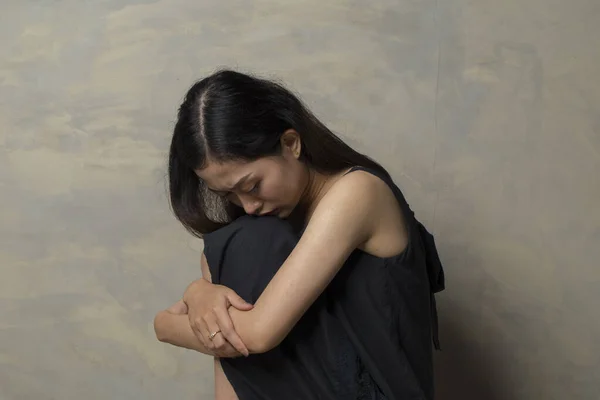 Asiática Mujer Sentir Depresión Sentarse Suelo —  Fotos de Stock