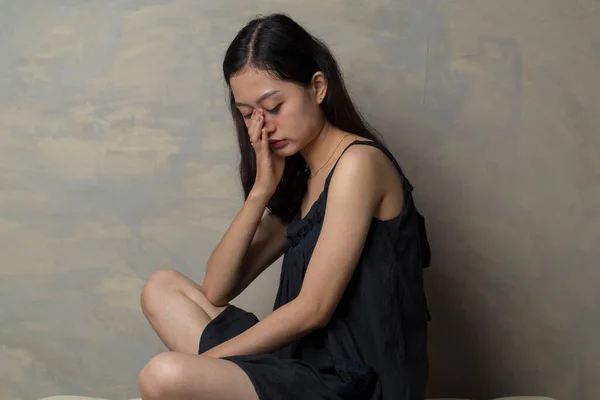 Asiática Mujer Sentir Depresión Sentarse Suelo — Foto de Stock