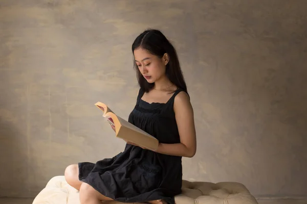Mooie Aziatische Vrouw Het Lezen Van Een Boek — Stockfoto