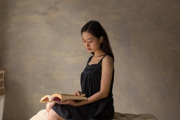 Hermosa Mujer Asiática Leyendo Libro —  Fotos de Stock