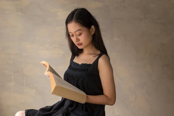 Bela Mulher Asiática Lendo Livro — Fotografia de Stock