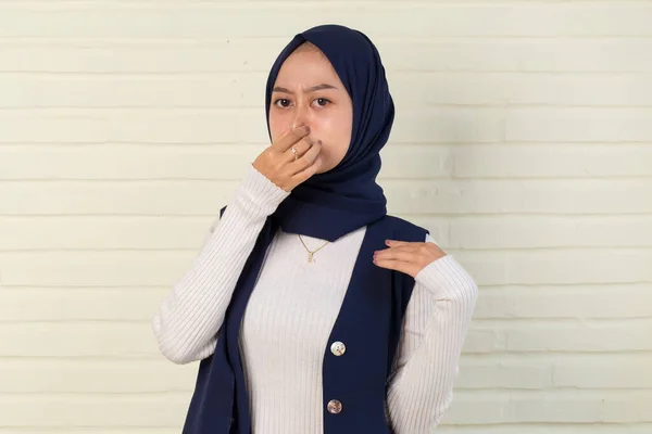 Schöne Junge Muslimische Asiatische Frau Ihre Hand Bedeckt Ihr Ohr — Stockfoto