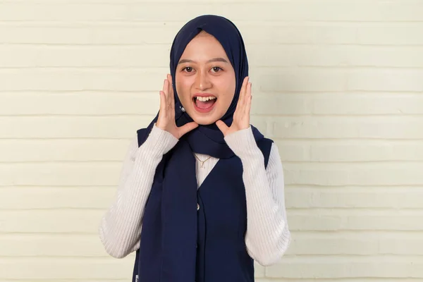 Portrait Young Asian Muslim Woman Wearing Hijab Shouting Yelling — Stock Photo, Image