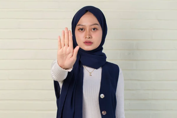 Poważne Zdenerwowany Muzułmanin Kobieta Pokazuje Stop Ręka Gest — Zdjęcie stockowe
