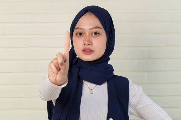 Allvarlig Upprörd Muslimsk Kvinna Visar Stop Hand Gest — Stockfoto