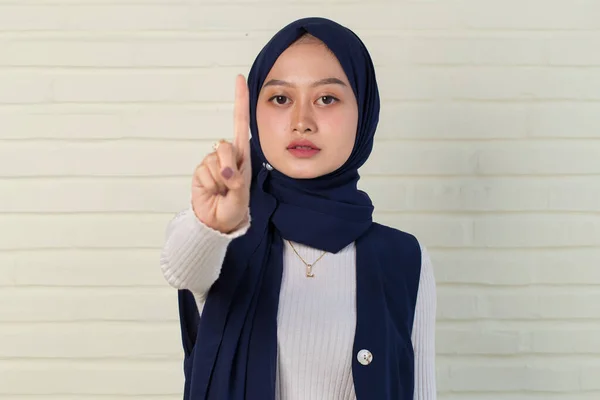 Allvarlig Upprörd Muslimsk Kvinna Visar Stop Hand Gest — Stockfoto