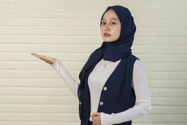 Asiatisk Muslim Hijab Kvinne Med Håndpunkt Tomt Rom – stockfoto