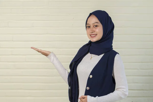 Ásia Muçulmano Hijab Mulher Com Mão Ponto Vazio Espaço — Fotografia de Stock