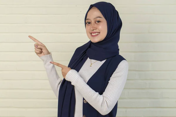 Asiatisk Muslim Hijab Kvinna Med Hand Punkt Tomt Utrymme — Stockfoto