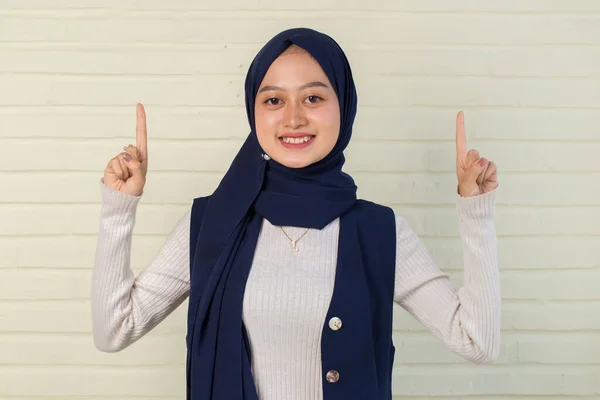 Muslim Asia Hijab Wanita Dengan Titik Tangan Pada Ruang Kosong — Stok Foto