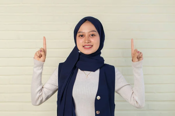 Boş Alanda Işaretli Asyalı Müslüman Kadın — Stok fotoğraf