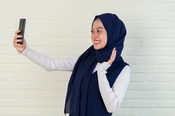 Gelukkig Aziatische Vrouw Hijab Met Mobiele Telefoon Maken Selfie — Stockfoto