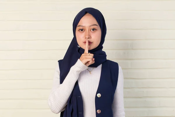 隐秘的年轻亚洲穆斯林女子在头巾 — 图库照片