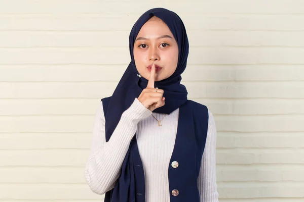 Sekretny Młody Azjatycki Muzułmanin Kobieta Hidżab — Zdjęcie stockowe