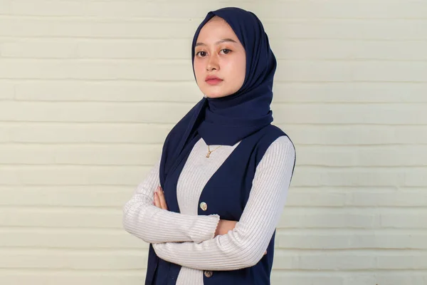 Ung Asiatisk Muslimsk Kvinna Huvudduk Leende Med Armarna Korsade — Stockfoto