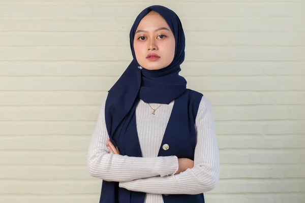 Junge Asiatische Muslimin Mit Kopftuch Lächelt Mit Verschränkten Armen — Stockfoto