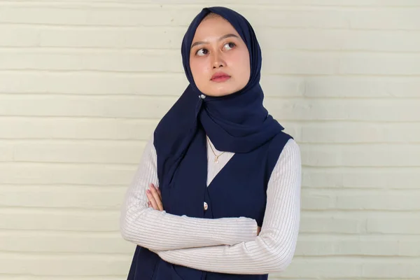 Young Asian Muslim Woman Head Scarf Smile Arms Crossed — Stock Photo, Image