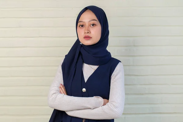 Junge Asiatische Muslimin Mit Kopftuch Lächelt Mit Verschränkten Armen — Stockfoto