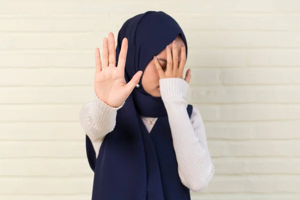 Asiatico Musulmano Hijab Donna Spettacolo Stop Mani Gesto — Foto Stock