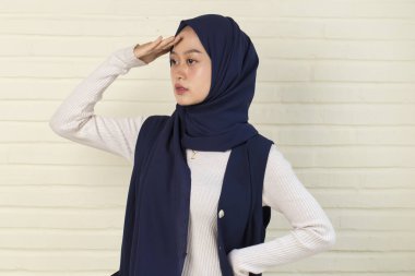 Güzel genç Asyalı kadın parmaklarının arasından dikizliyor. 