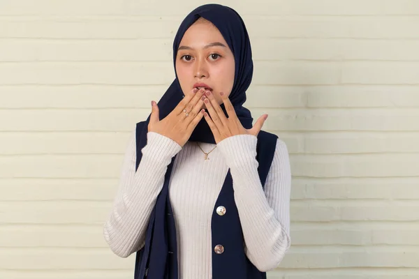 Młoda Azjatka Ubrana Hidżab Odizolowanym Żółtym Tle Zszokowana Przykryciem Ust — Zdjęcie stockowe
