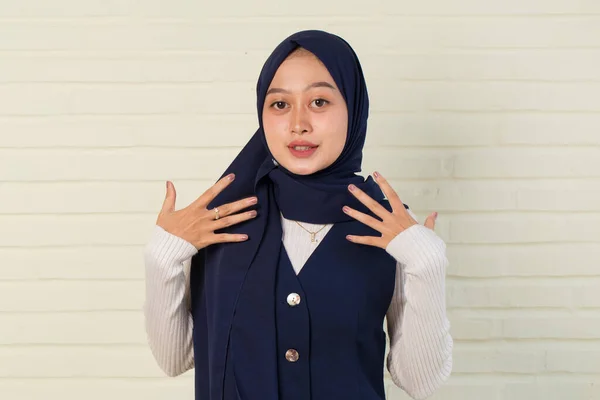 Asiatisk Muslimsk Kvinne Som Spiser Varm Krydret Mat – stockfoto