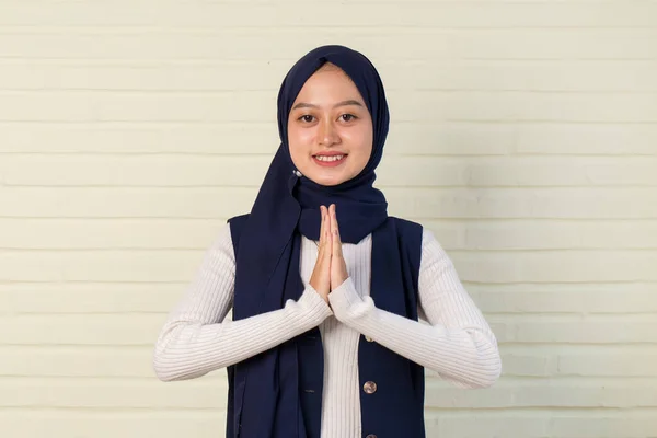 Asiatisk Muslimsk Kvinne Ønsker Gjester Velkommen – stockfoto