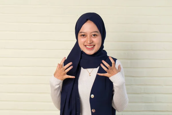 Skrik Hat Raserikonsept Sint Emosjonell Muslimsk Kvinne Hijab Som Roper – stockfoto