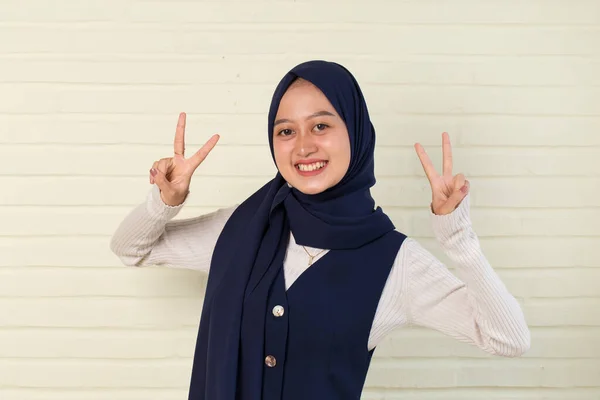漂亮的亚裔穆斯林女性 头戴头巾 表现出和平或胜利的手势 — 图库照片