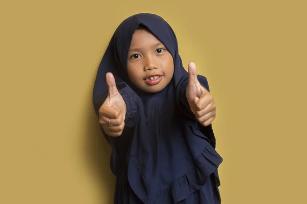 Mały Azjatycki Muzułmański Hidżab Dziewczyna Pokazać Kciuki Górę Gest — Zdjęcie stockowe