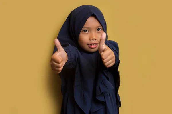 Petit Asiatique Musulman Hijab Fille Montrer Pouces Vers Haut Geste — Photo