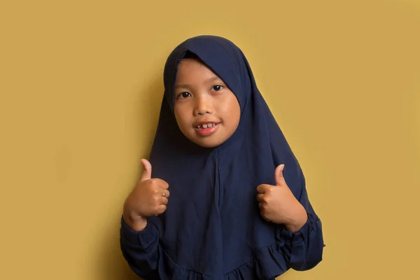 Liten Asiatisk Muslimsk Hijab Flicka Visa Tummen Upp Gest — Stockfoto