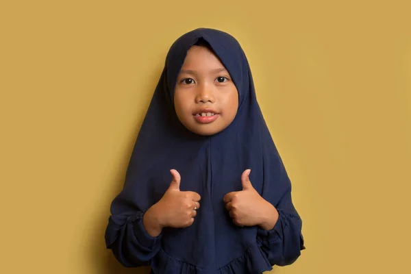 Piccolo Asiatico Musulmano Hijab Ragazza Spettacolo Pollice Gesto — Foto Stock