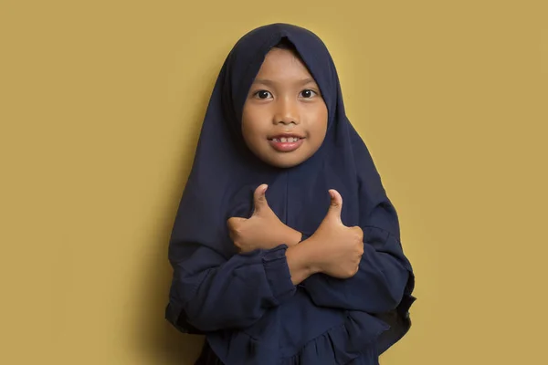 Liten Asiatisk Hijab Jente Viser Tommelen Opp Gestus – stockfoto
