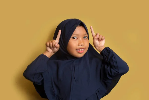 Gadis Hijab Muslim Asia Kecil Dengan Titik Tangan Pada Ruang — Stok Foto