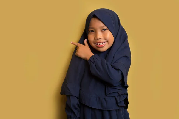 Trochę Azjatycki Muzułmański Hidżab Dziewczyna Ręka Punkt Pusty Przestrzeń — Zdjęcie stockowe