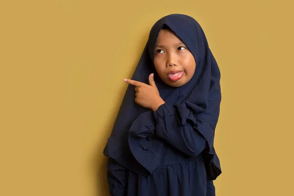 Pouco Asiático Muçulmano Hijab Menina Com Mão Ponto Espaço Vazio — Fotografia de Stock