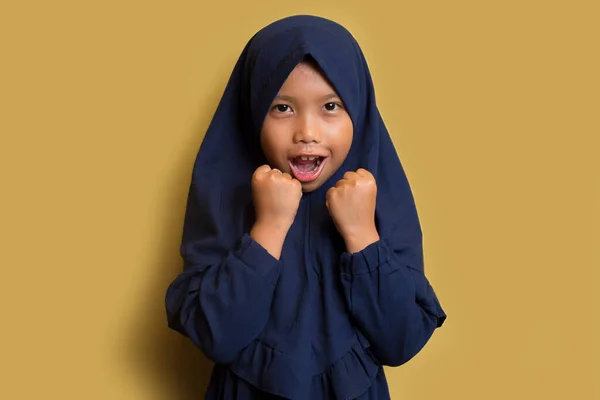 Quê Feliz Pouco Asiático Muçulmano Hijab Menina Agitando Punhos Fazendo — Fotografia de Stock