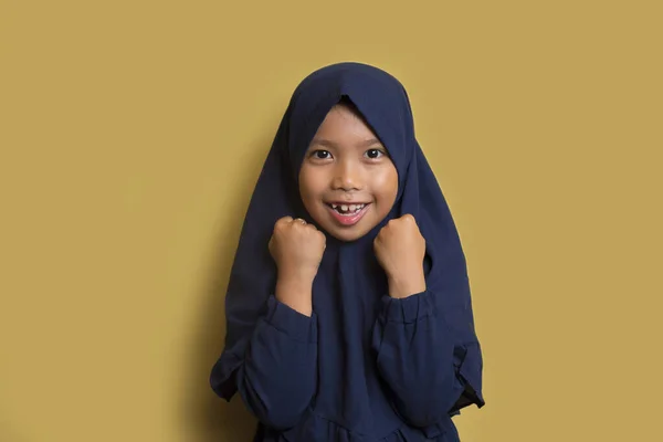 Quê Feliz Pouco Asiático Muçulmano Hijab Menina Agitando Punhos Fazendo — Fotografia de Stock