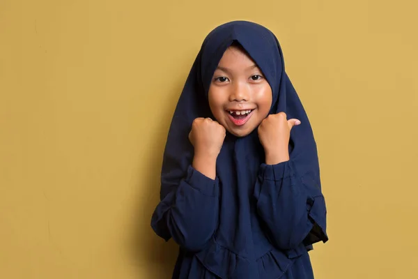 Glückliche Kleine Asiatische Muslimische Hijab Mädchen Schüttelt Fäuste Und Macht — Stockfoto
