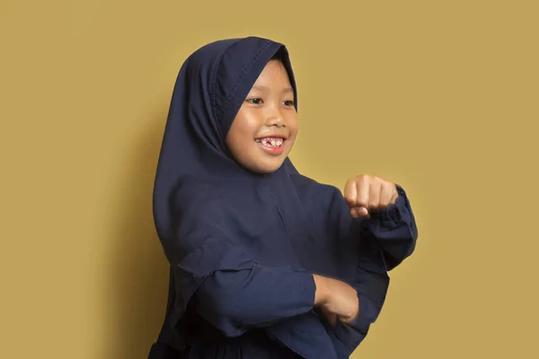 Szczęśliwy Mały Azjatycki Muzułmański Hidżab Dziewczyna Taniec — Zdjęcie stockowe